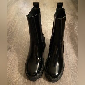Black shiny chunky mid-heeled Chelsea boot